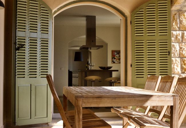 Terrasse couverte Villa 06PRAD, table à manger, un coin salon, accès direct à la cuisine et des vues pittoresques