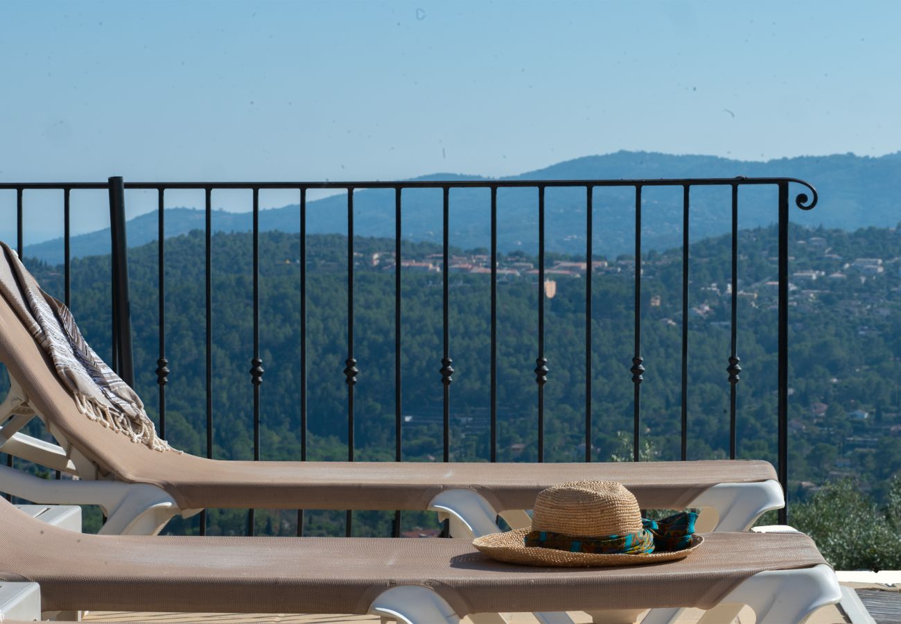 Villa 06PRAD, mettant en valeur des transats avec un arrière-plan de vues panoramiques à couper le souffle