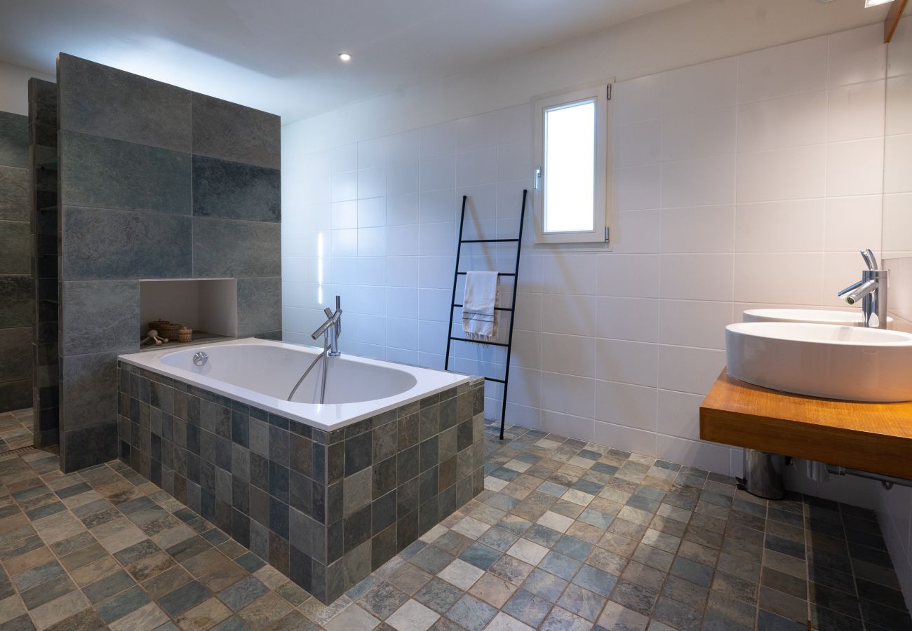 Villa06prad : Salle de bains spacieuse et bien rangée avec une délicieuse baignoire pour une détente ultime