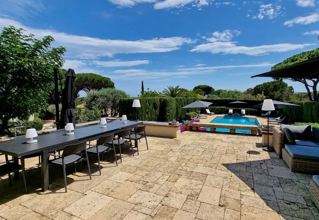 Terrasse avec table à manger pour 22, vue sur la baie de Saint-Tropez, Villa Toscane, Sainte-Maxime, Côte d'Azur