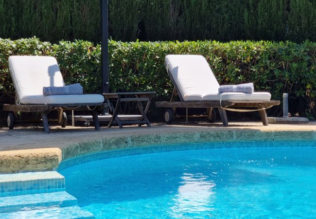 Chaise longue avec serviette de plage sur la terrasse de la Villa Toscane