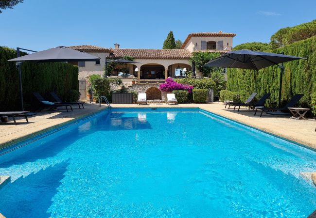 Piscine de la Villa Toscane donnant sur la terrasse lounge à Sainte-Maxime, sur la Côte d'Azur