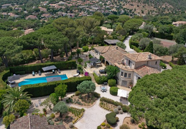 Vue aérienne de la Villa Toscane avec piscine, maison d'hôtes et court de tennis - Sainte-Maxime, Côte d'Azur