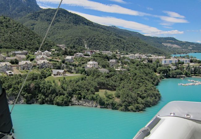 Découvrez la Villa Dalaromeri avec ses vues magnifiques sur le Lac de Serre Ponçon
