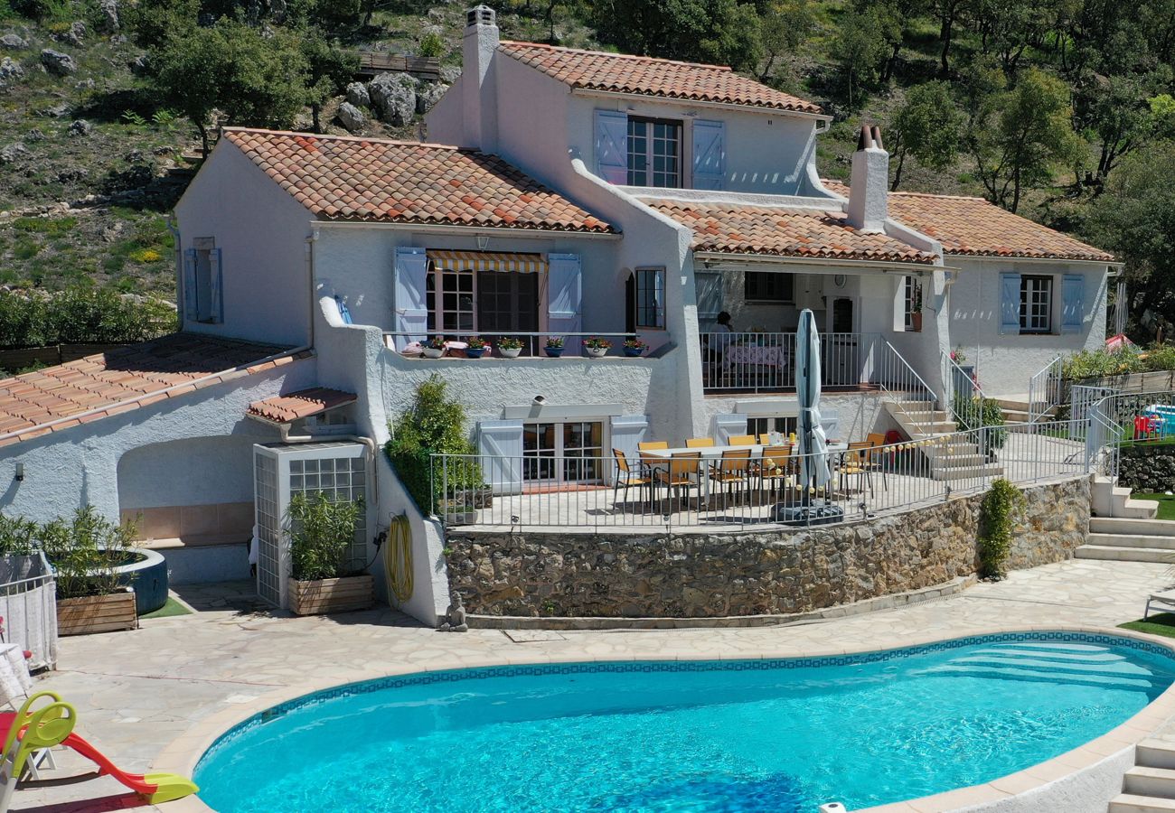 Photo aérienne d'une somptueuse villa de vacances avec une piscine spacieuse et des terrasses accueillantes