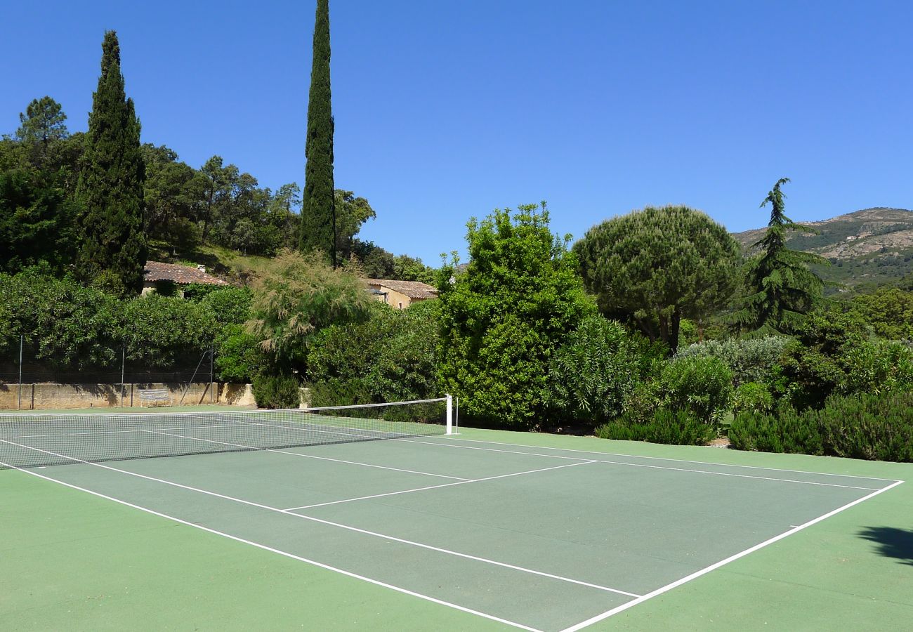 Propriété familiale de luxe avec piscine chauffée et court de tennis privé dans la campagne provençale près de Saint-Tropez