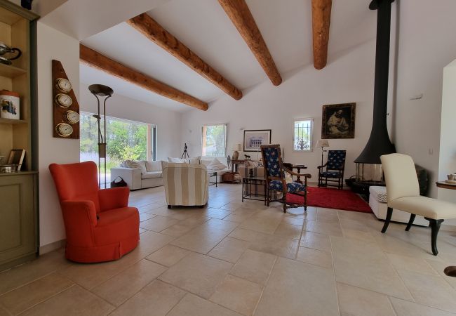 Villa 83Bold, séjour avec deux coins salon, cheminée et portes de terrasse, Lorgues, Provence