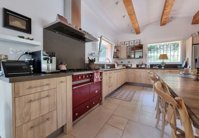 Villa 83Bold, cuisine luxueuse avec réfrigérateur américain avec machine à glaçons, portes de terrasse, Lorgues, Provence