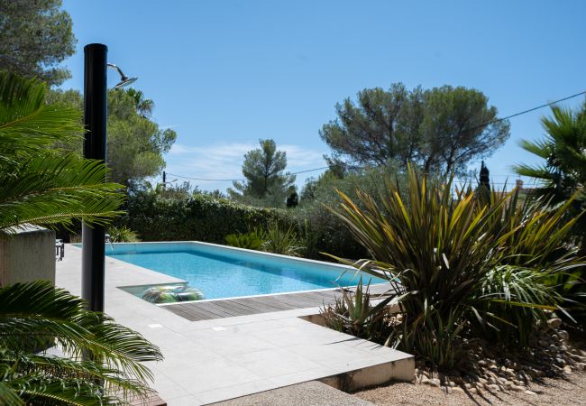 Villa Le 41 - Piscine avec terrasse, chaises longues, douche extérieure et plantes tropicales