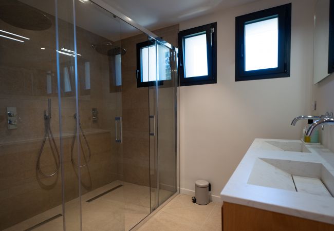 Villa Le 41 - Photo de la luxueuse salle de bain avec large douche double
