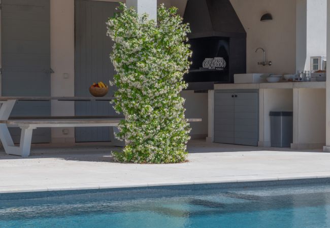 Belle piscine avec terrasse couverte, table à manger, cuisine d'été et barbecue à la Villa Beaumont à Malaucène, Provence.