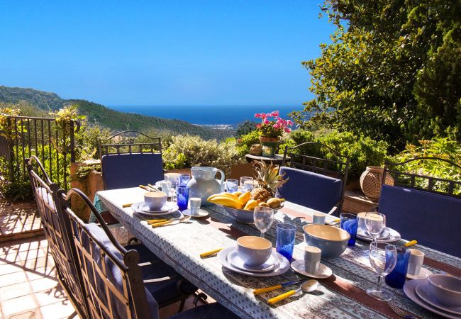 83RENA  Table de dîner en plein air sur notre terrasse avec vue sur la baie de Cannes dans notre villa de vacances