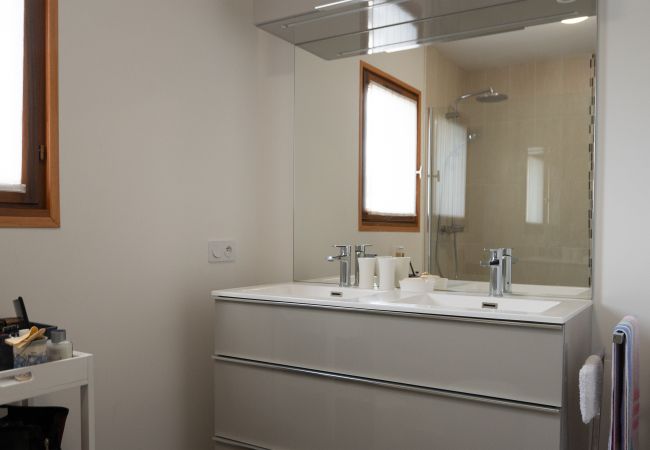 Salle de bain moderne avec installations élégantes à 34CANTA