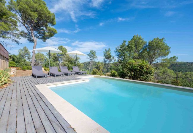 Villa 06TOUR - Piscine d'eau salée avec terrasse ensoleillée, chaises longues et vue panoramique