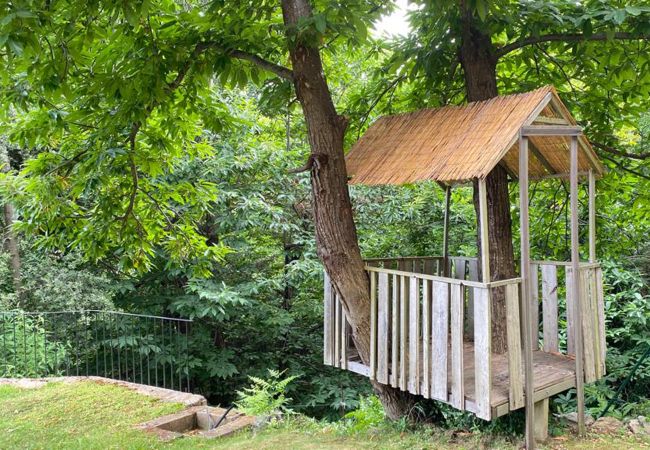 Explorez la cabane enchantée pour enfants dans le jardin de La Bastide 48BAST