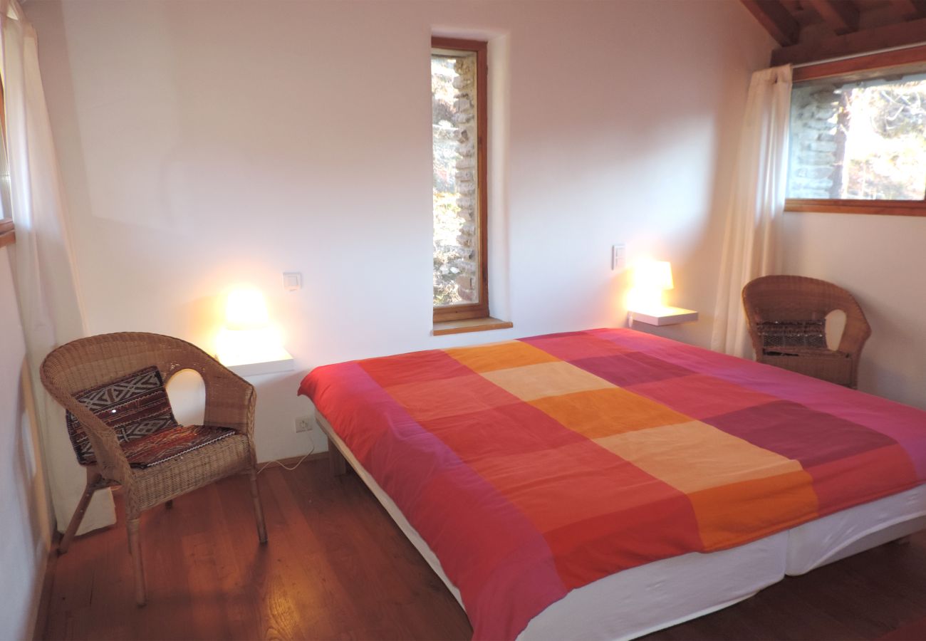 Chambre tranquille à La Bastide 48BAST, ornée de lits confortables, de fenêtres à rideaux et de moustiquaires