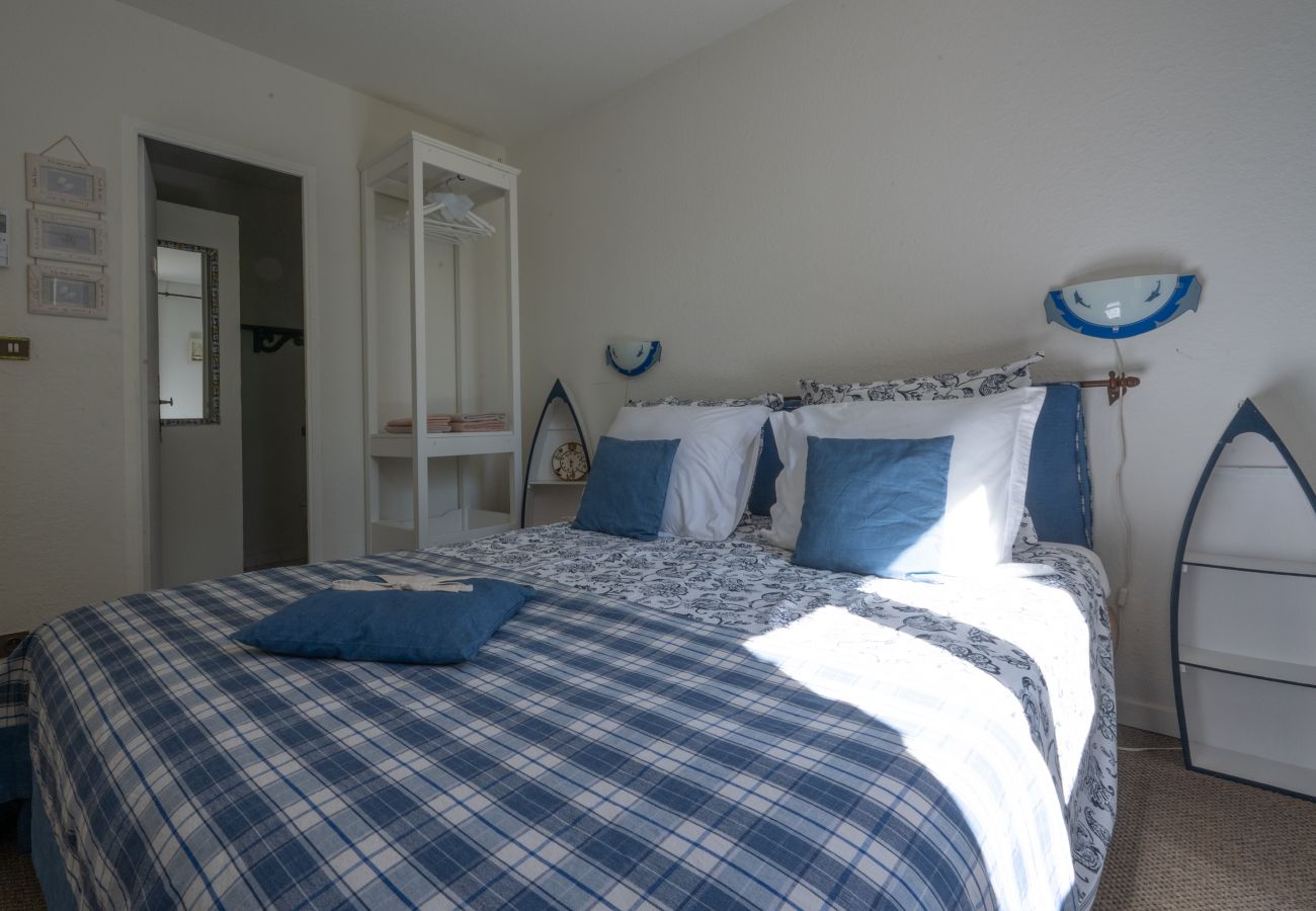 Slaapkamer bij Mas de Charles, met airconditioning, een ruim tweepersoonsbed en een eigen badkamer voor ultieme ontspanning