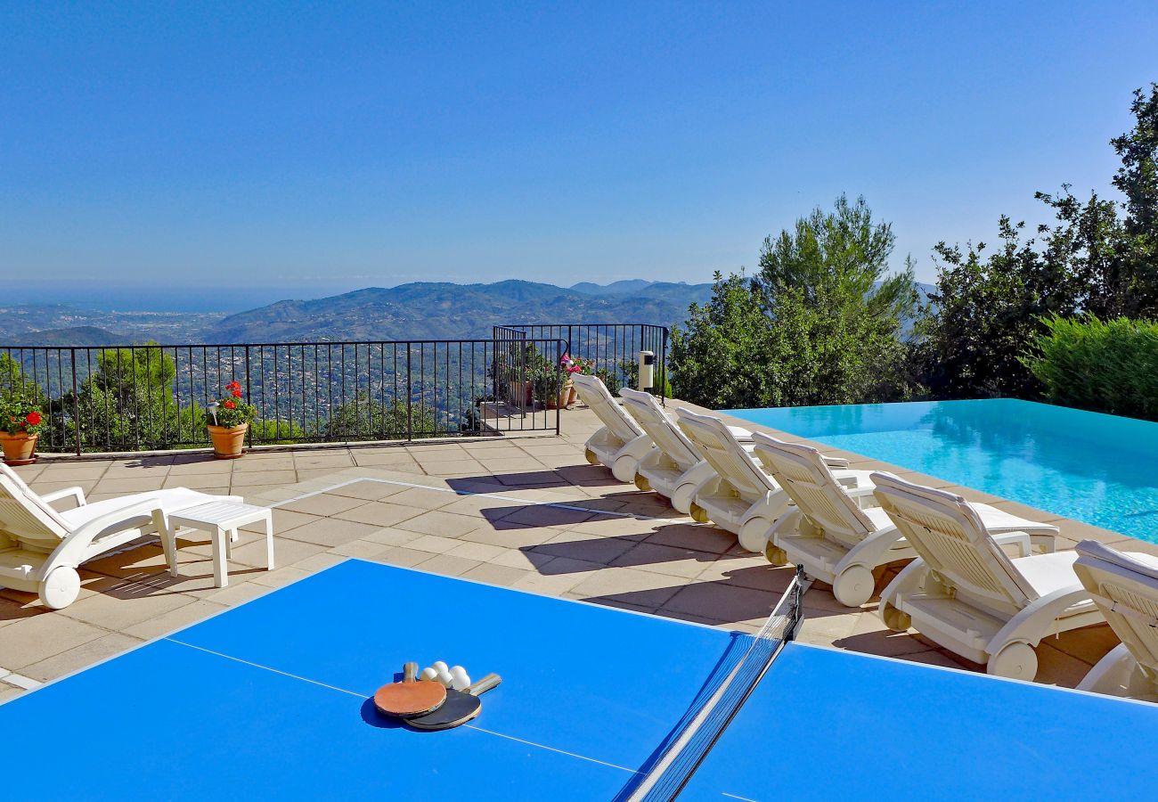 Prachtig uitzicht, infinity zwembad en de tafeltennistafel bij Villa Lou Bea, met de ver zeezicht