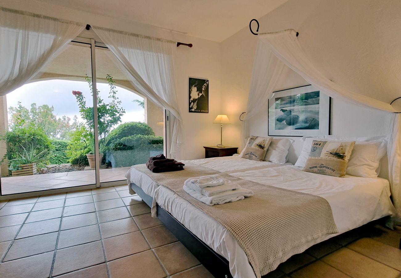 Romantische slaapkamer met een prachtig uitzicht op de tuin
