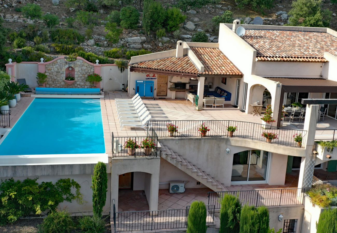 Adembenemend uitzicht op infinity zwembad en overdekt terras bij 06LOUB Villa Lou Bea, belooft ontspanning en culinair genot