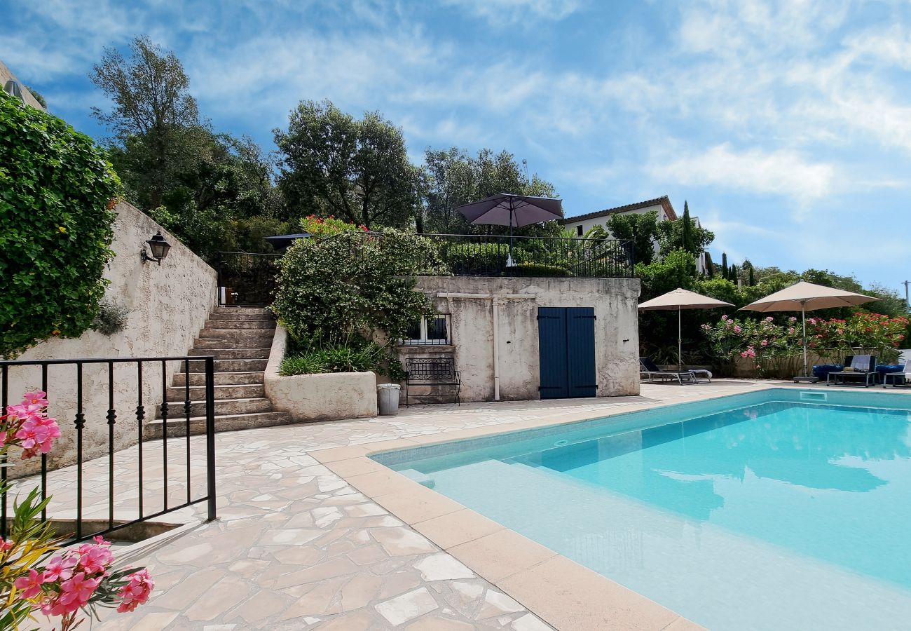 Omarm veiligheid met stijl bij Villa Musadière—het ijzeren hek zorgt voor veilige toegang tot het zwembad voor gezinnen,