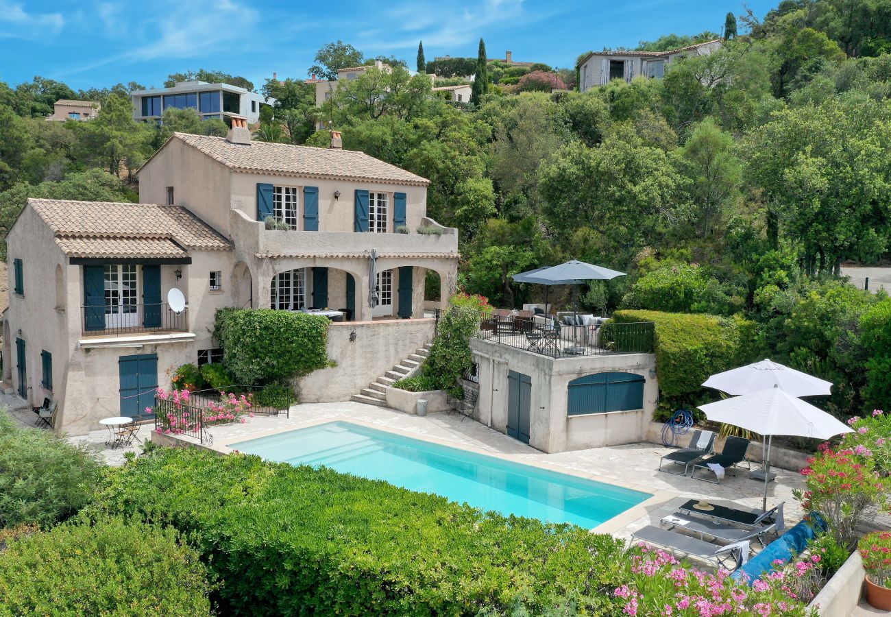 Ervaar Villa Musadière nabij Les-Issambres, met een verwarmbaar zwembad, prachtig zeezicht aan de Côte d'Azur