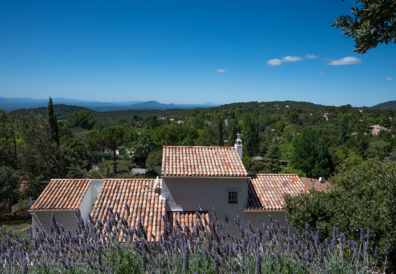 Betoverende afbeelding van Villa Bellevue's hooggelegen terras, met adembenemend uitzicht - een privé-uitje