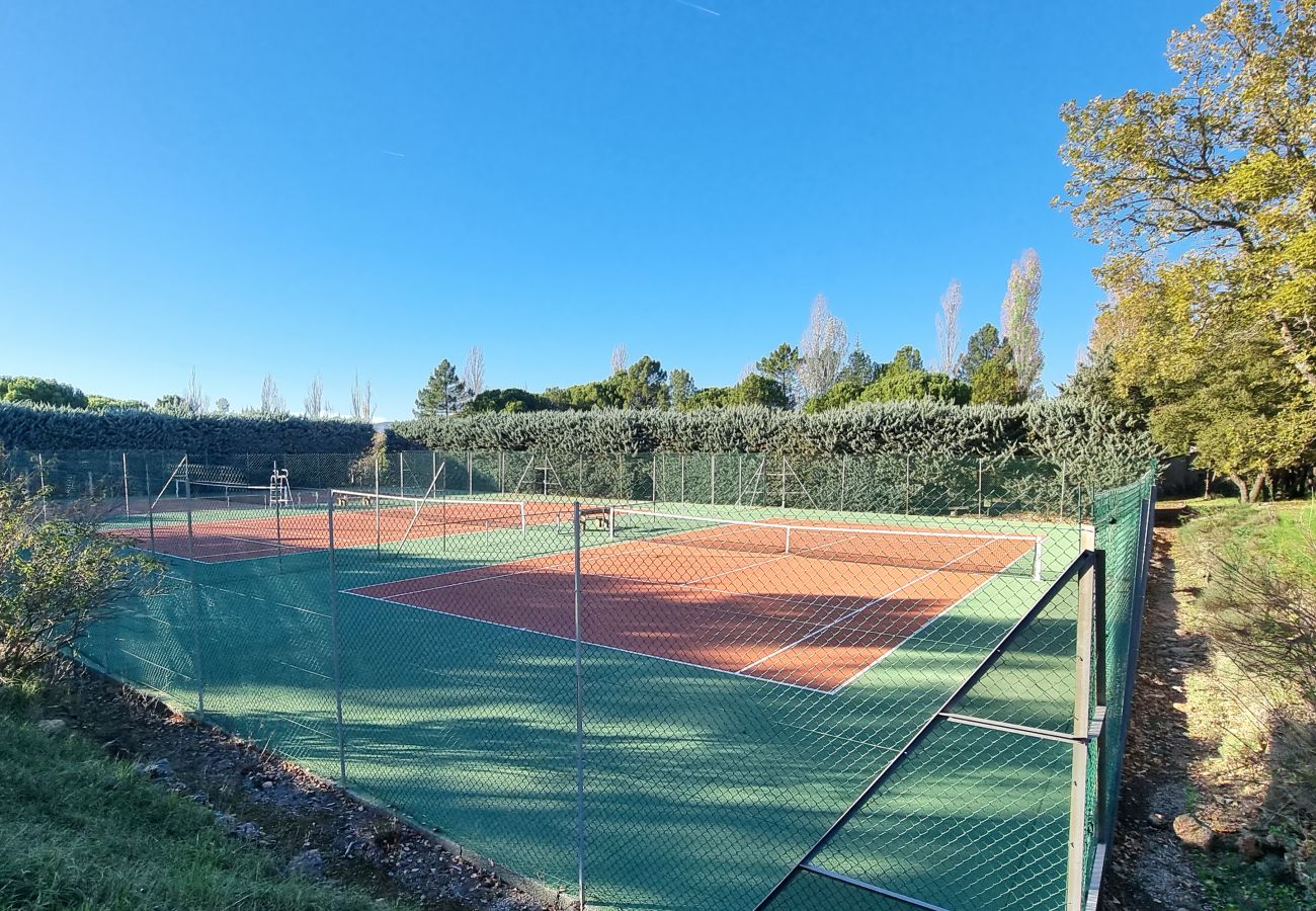 Villa Bellevue nodigt gasten uit om te genieten van actieve recreatie met gratis toegang tot de goed onderhouden tennisbanen 