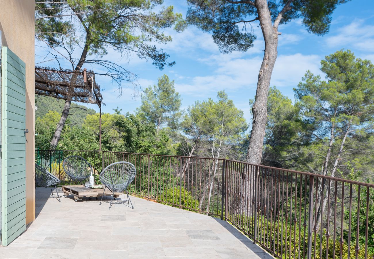 Rust op het langwerpige terras van Villa Tourrettes, waar je zweeft tussen boomtoppen. Natuurlijke omhelzing en rust.