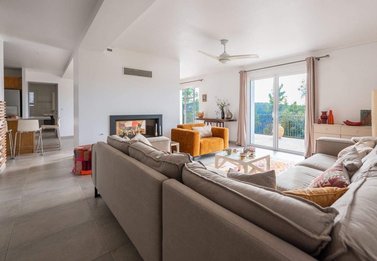 Elegante en comfortabele woonkamer in Villa Tourrettes met prachtige zithoek, doorkijk openhaard