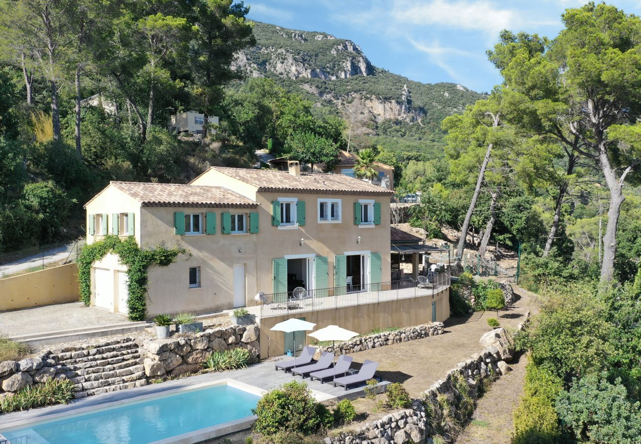 Luchtfoto van Villa Tourrettes met zwembad, terrassen en bergen - Landelijke retreat bij Cannes.