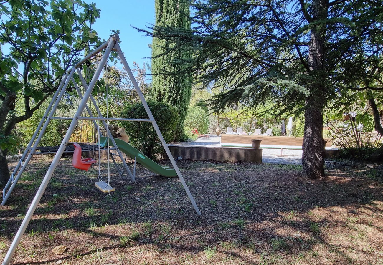 Mas de Charles - Familieplezier: Schommels en glijbaan in Omheinde Tuin, Lorgues, Provence 