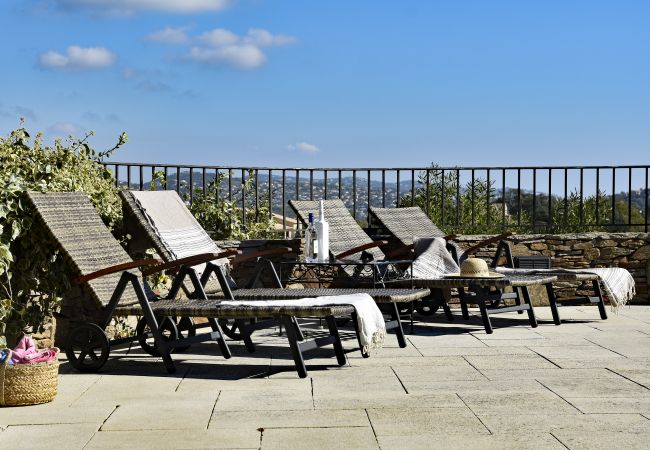 Foto waarop luxe verstelbare ligstoelen te zien zijn in de tuin van Villa 83MAUR