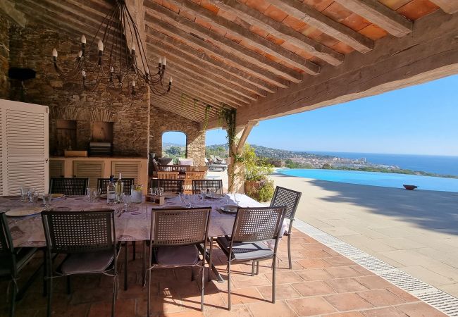 Foto van overdekt terras met mooi gedekte tafel en zeezicht bij Villa 83MAUR