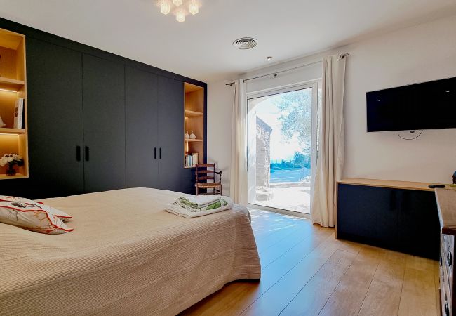 Foto van royale slaapkamer met breed tweepersoonsbed bij Villa 83MAUR