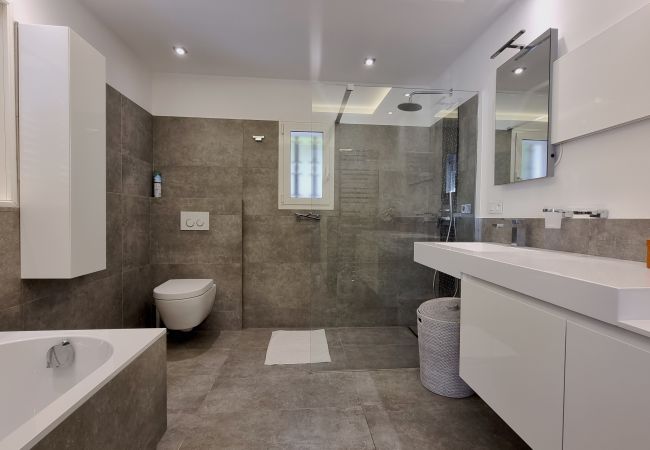Foto van luxe badkamer met inloopdouche bij Villa 83MAUR