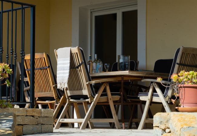 Uitnodigende sfeer met gedekte tafel op overdekt terras bij Villa 83SYGU in Lorgues, Provence, voor een gezellige ambiance