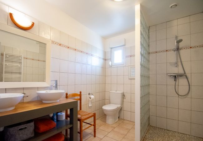 Foto van een badkamer met dubbele wastafel en inloopdouche in villa 83SYGU in Lorgues, Provence, voorzien van modern comfort