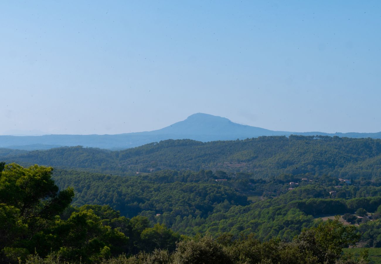 Panoramisch uitzicht vanaf Villa Sygu met in de verte de Mont Sainte-Victoire, omringd door het Provençaalse landschap