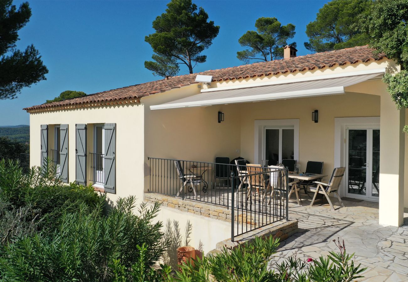 Luxe overdekt terras bij Villa Sygu met eettafel, stijlvolle stoelen en zonnescherm in de Provence