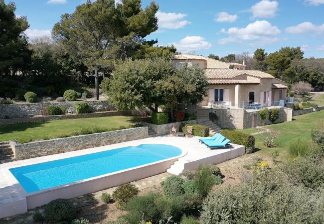 Luchtfoto van Villa Chris met zwembad en tuin, omringd door het prachtige landschap van Lubéron, Provence