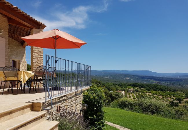 Uitnodigend overdekt terras met eethoek met uitzicht op schilderachtig landschap - Villa Chris, Murs, Lubéron, Provence