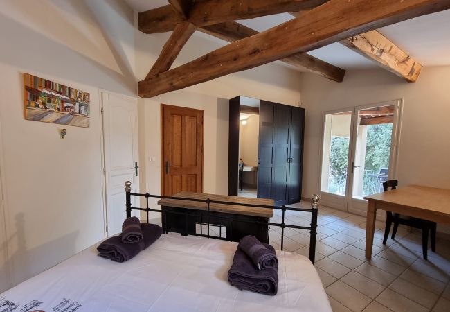 Comfortabele tweepersoonsslaapkamer met terrasdeuren en toegang tot een badkamer - Villa Chris, Murs, Lubéron