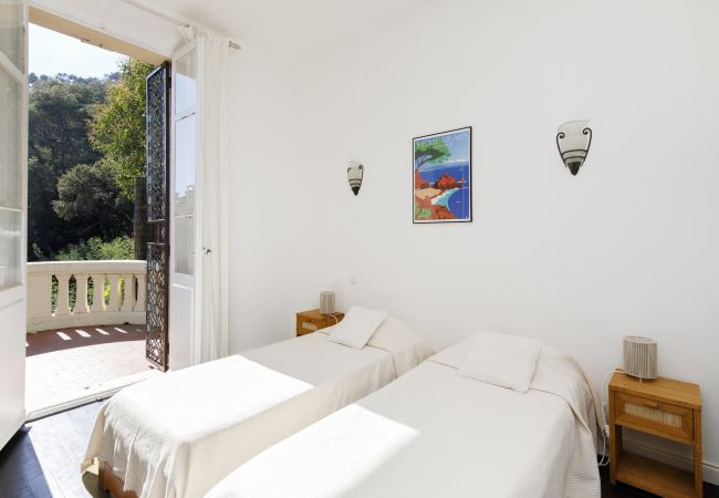 Villa 06LERI - Slaapkamer twin bed en balkondeuren - Théoule-sur Mer, Côte d'Azur