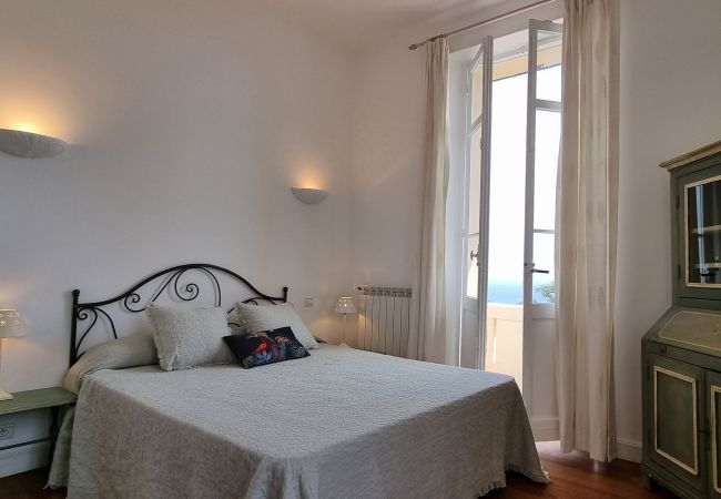 Villa 06LERI - Slaapkamer met dubbel bed, zeezicht en balkon - Théoule-sur Mer, Côte d'Azur