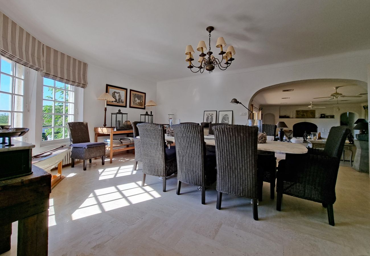 Ruime eetkamer met open verbinding naar zowel de keuken als de woonkamer in Villa Toscane, Sainte-Maxime, Côte d'Azur