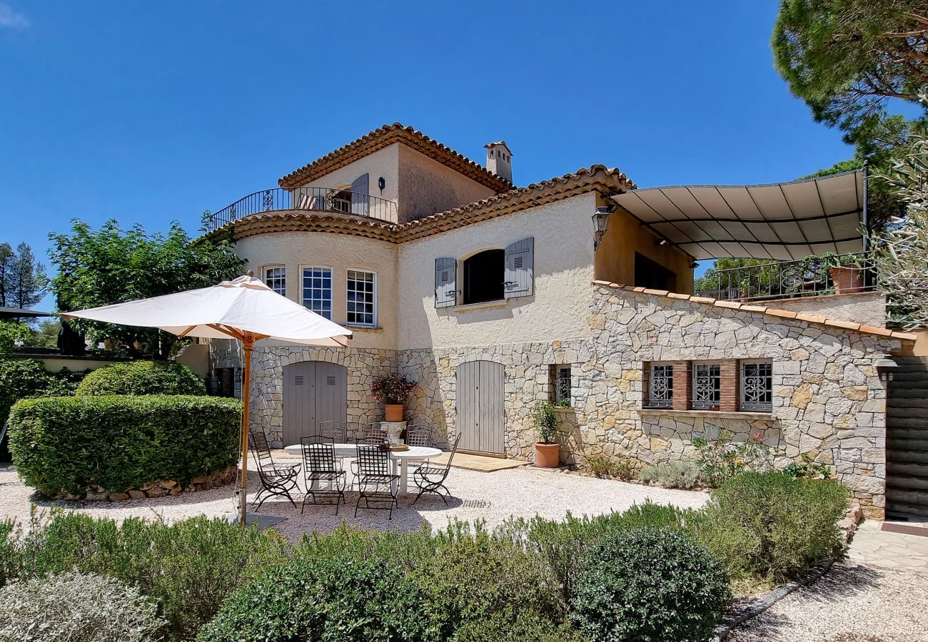 Terrassen bij Villa Toscane, Sainte-Maxime, Côte d'Azur, toegankelijk vanuit de tuin en van binnenuit