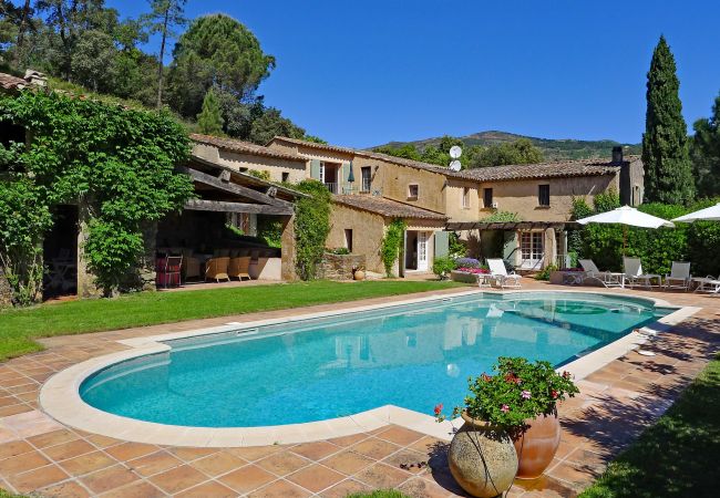 Luxueus familiedomein met verwarmd zwembad en privétennisbaan in het Provençaalse platteland bij Saint-Tropez