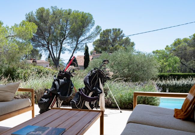 Villa Le 41 - luxe lounge met golftas en zicht op het zwembad