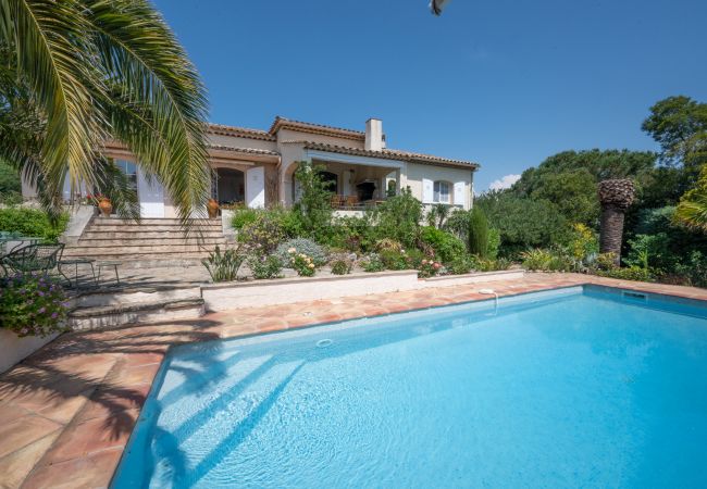 83TEIL, vakantiehuis met zwembad, terrassen en zeezicht, 850m van het strand in Sainte-Maxime, Côte d'Azur.